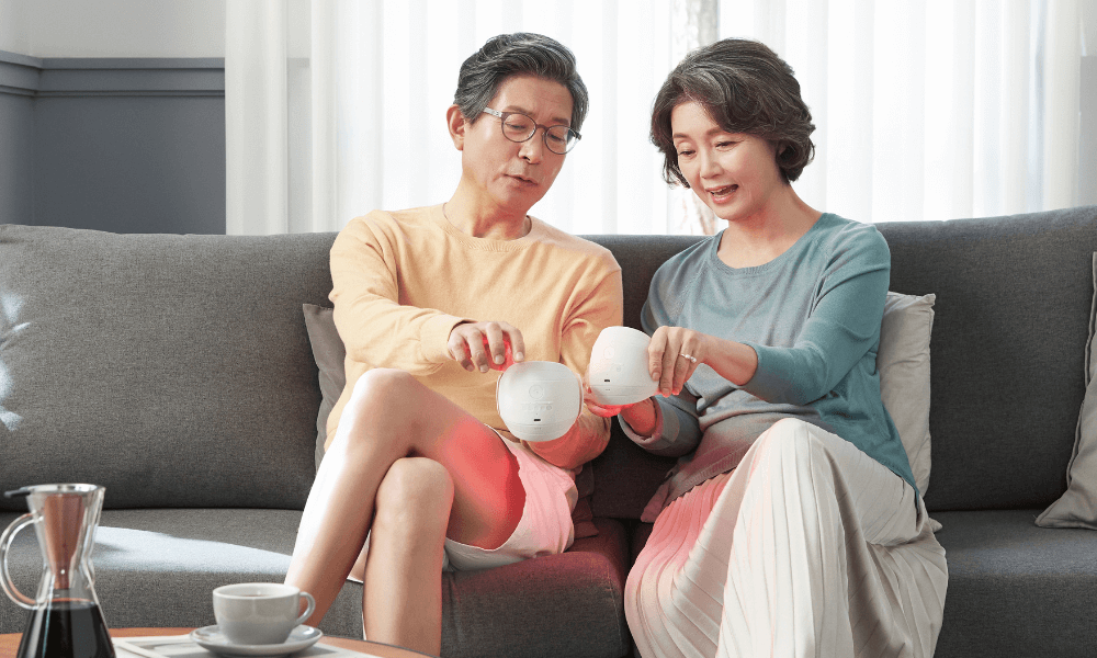 장년 부부가 올리즈를 들고 사용법에 대해서 서로 대화하는 장면